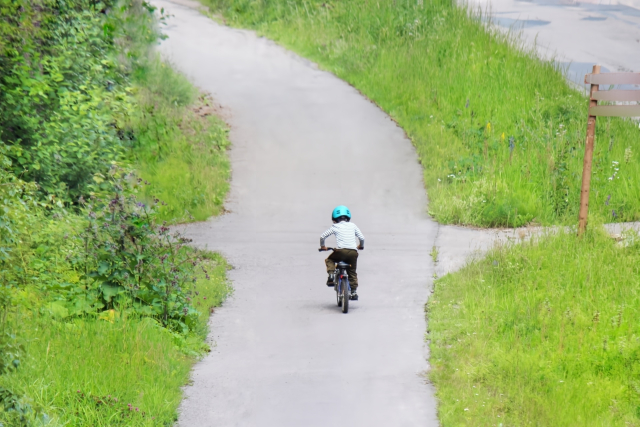 自転車で坂道を上る男の子