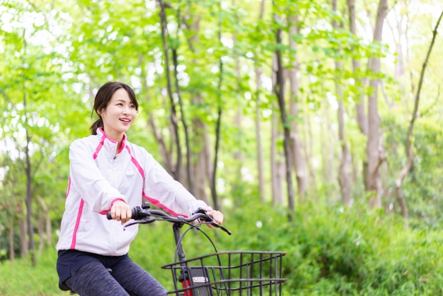 自転車に乗る女性