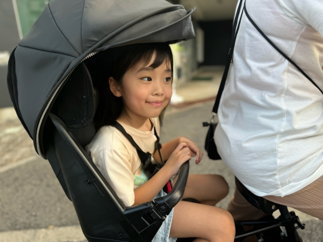 自電車のチャイルドシートに乗る子ども