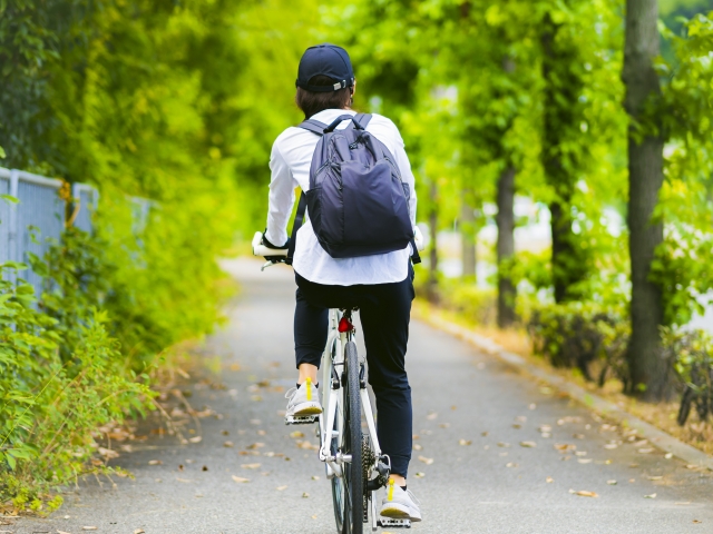 自転車に乗る女性