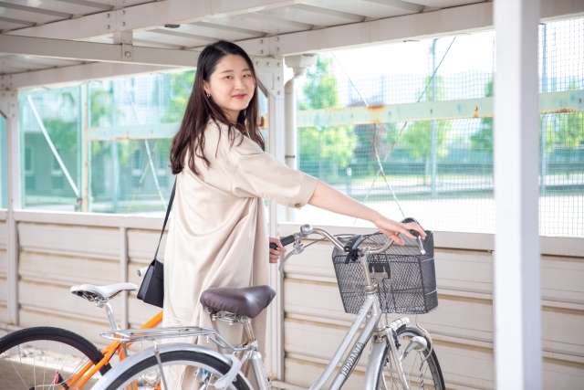 自転車に乗ろうとする女性