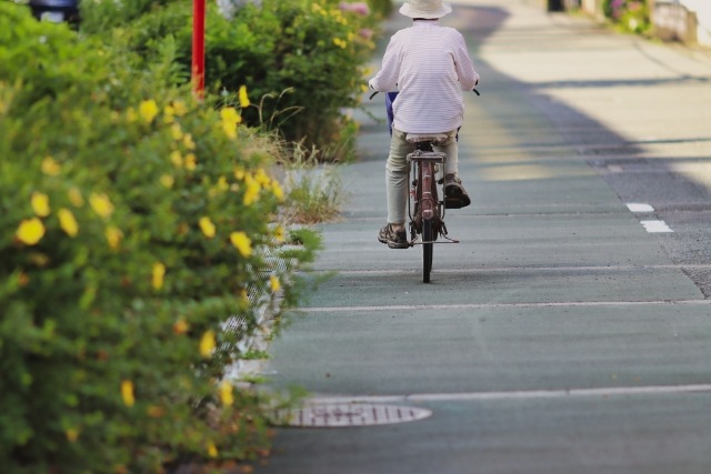 自転車に乗るシニア