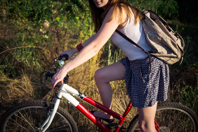 スカートで自転車に乗る女性2