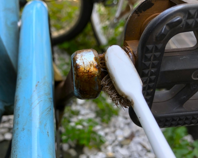 歯ブラシを使った自転車のサビ取り