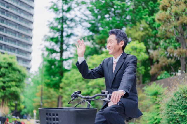 自転車通勤するサラリーマン