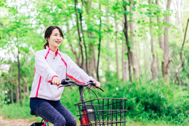 サイクリングする女性