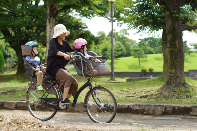 親子3人で自転車に乗る様子