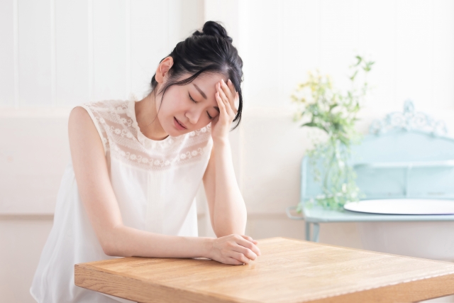 なやむ女性