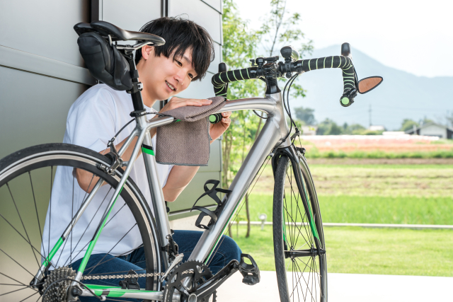 自転車を手入れする男性